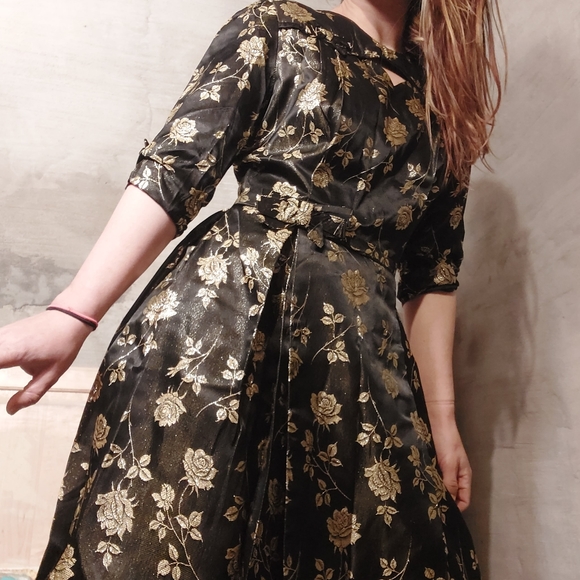 Vintage 40's classic brocade dress w/ keyhole neck & metallic gold roses - Picture 8 of 16
